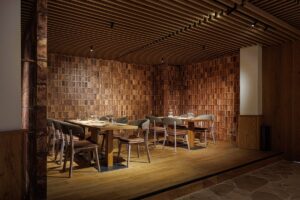 Floor decoration with travertine