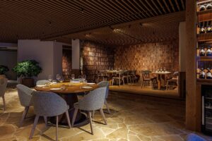 Floor decoration with travertine